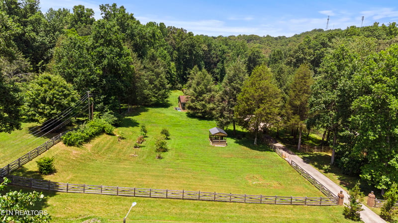 99 Reservoir Rd, Norris, TN 37828