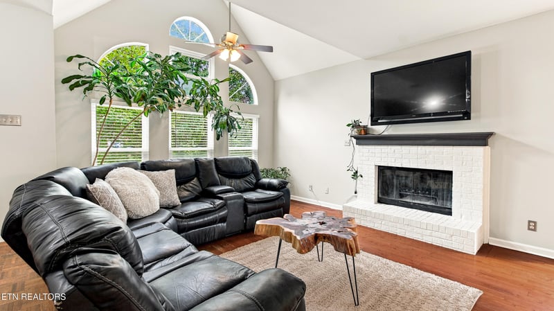 9905 Crestline Dr, Knoxville, TN 37922