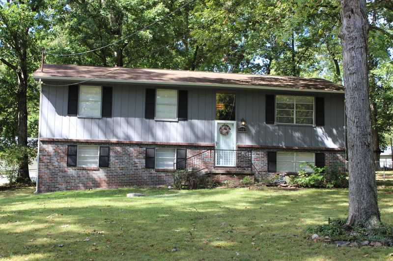 9909 Coluzzi Dr, Knoxville, TN 37923