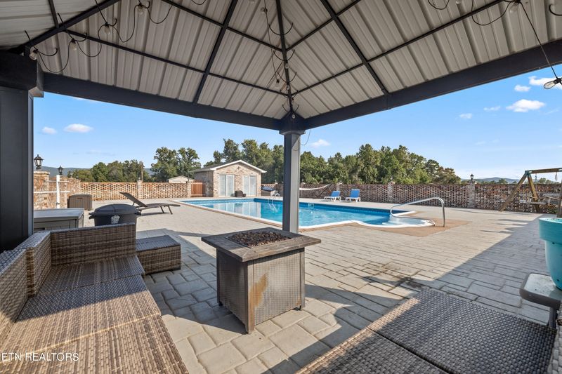 992 Swan Pond Circle Rd, Harriman, TN 37748