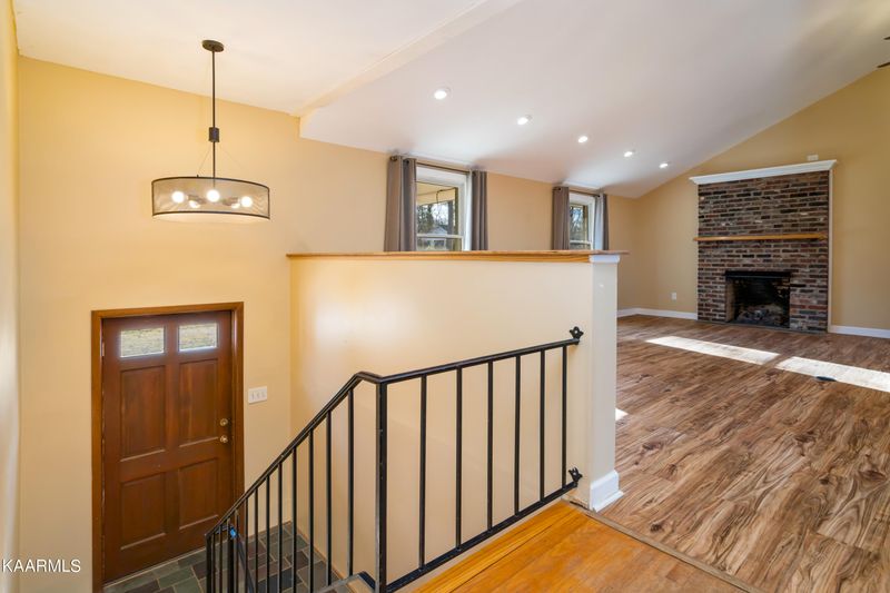 992 W Outer Dr, Oak Ridge, TN 37830