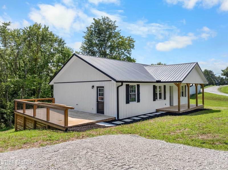 994 Pinecrest Rd, Jacksboro, TN 37757