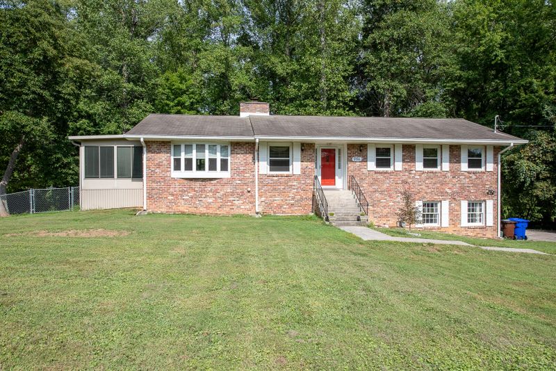 996 W Outer Dr, Oak Ridge, TN 37830