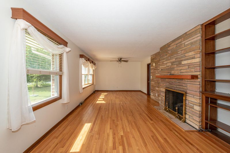 996 W Outer Dr, Oak Ridge, TN 37830
