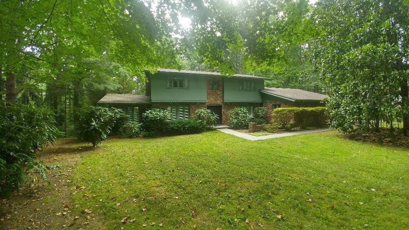997 W Outer Dr, Oak Ridge, TN 37830