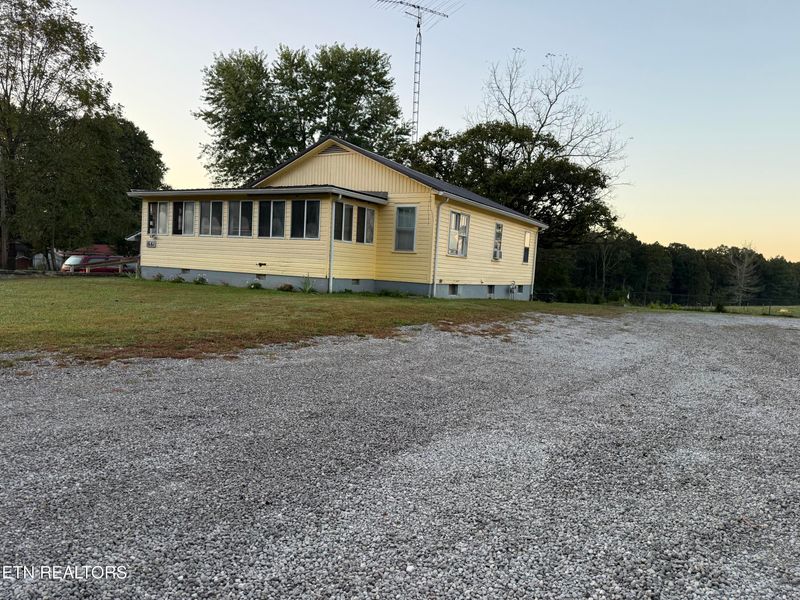 Deer Lodge, TN 37726
