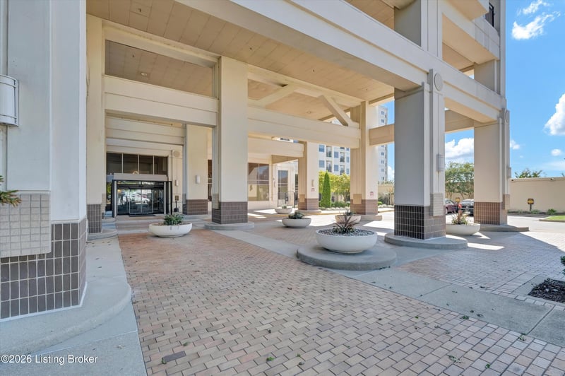 1 Riverpointe Pz #701, Jeffersonville, IN 47130