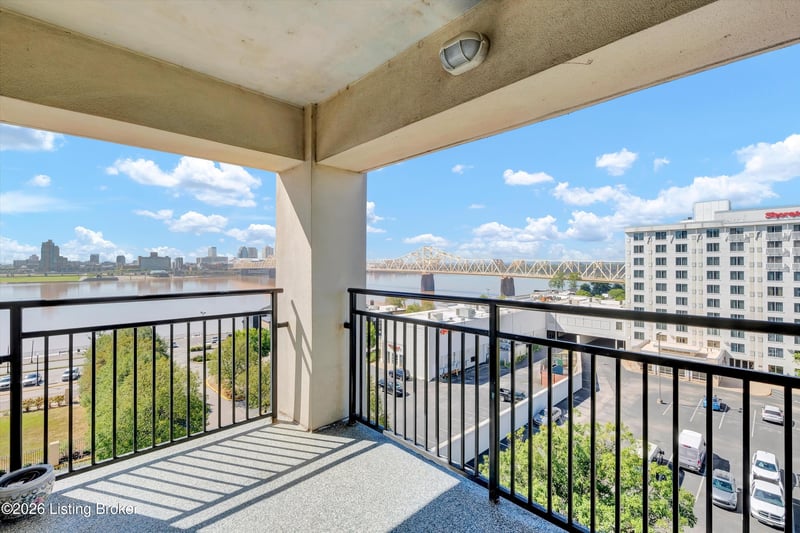 1 Riverpointe Pz #701, Jeffersonville, IN 47130