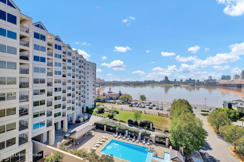 1 Riverpointe Pz #701, Jeffersonville, IN 47130