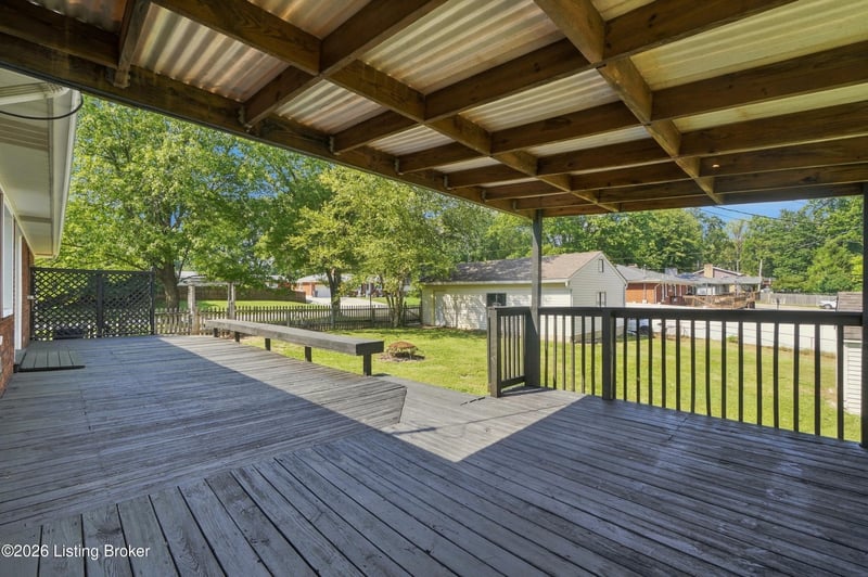 10001 Vega Ln, Louisville, KY 40272