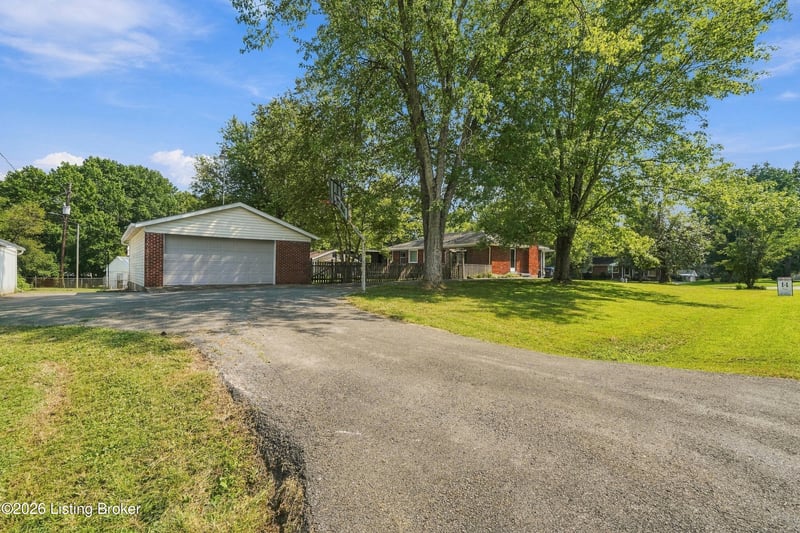 10001 Vega Ln, Louisville, KY 40272