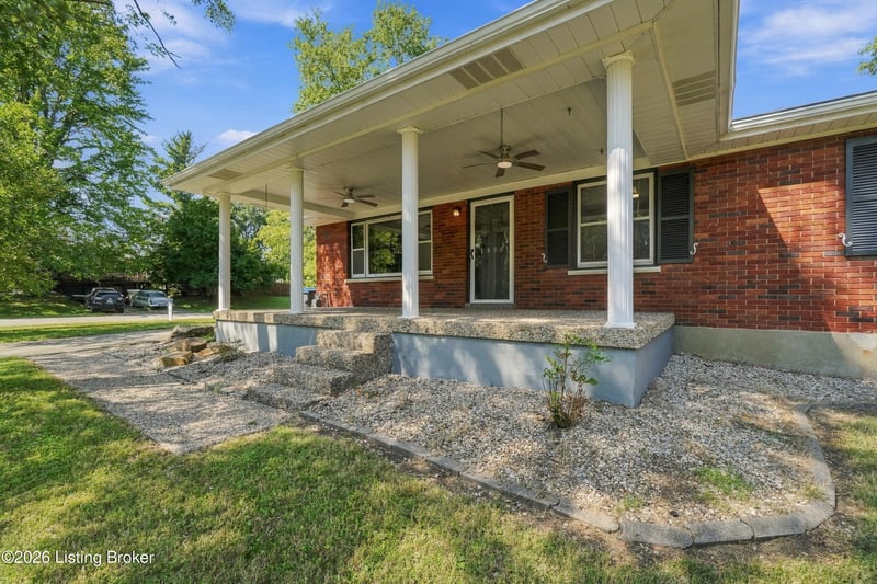 10001 Vega Ln, Louisville, KY 40272