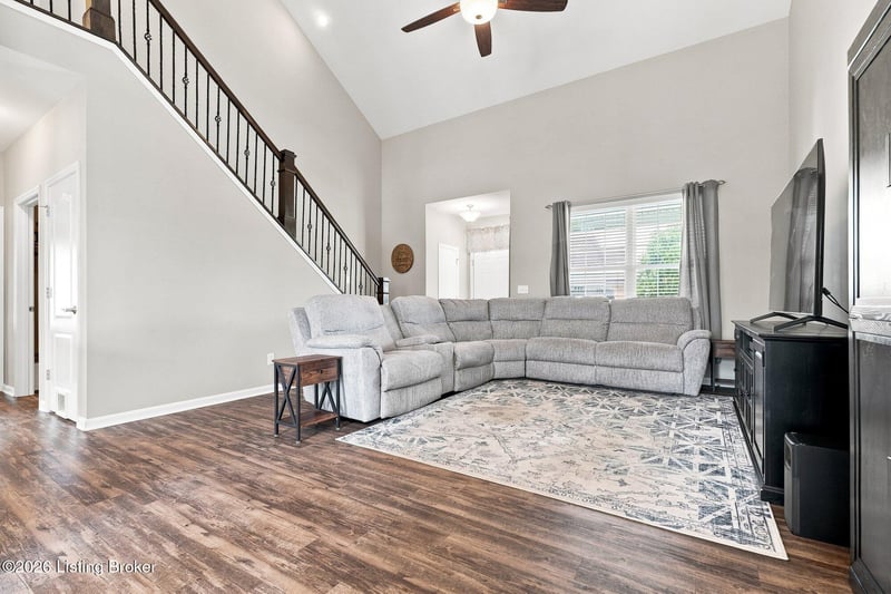 10004 Creek View Estates Dr, Louisville, KY 40291