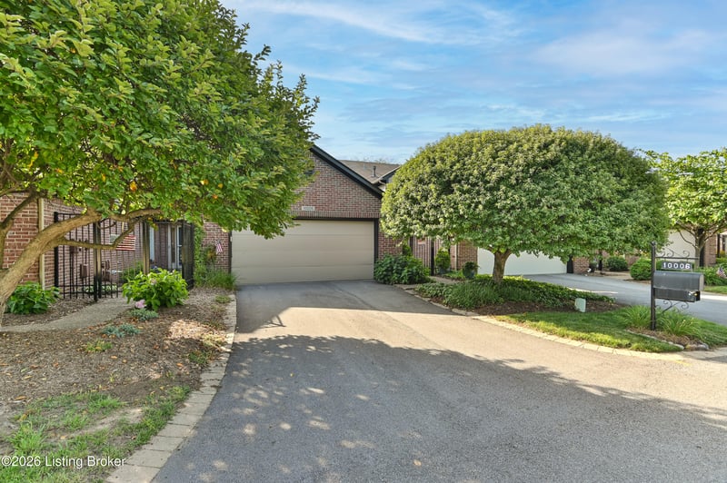 10006 Hartwick Village Dr, Louisville, KY 40241
