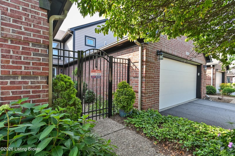 10006 Hartwick Village Dr, Louisville, KY 40241