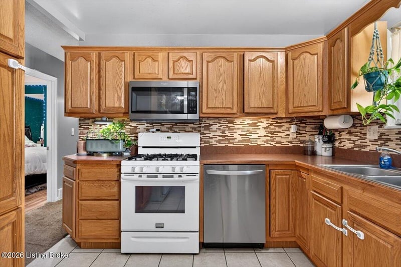 10008 Lochwick Way, Louisville, KY 40272