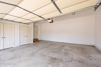 10021 Forest Village Ln, Louisville, KY 40223