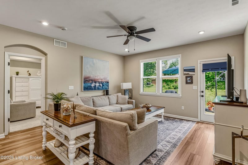 10048 Windcrest Farms Ln, Louisville, KY 40291
