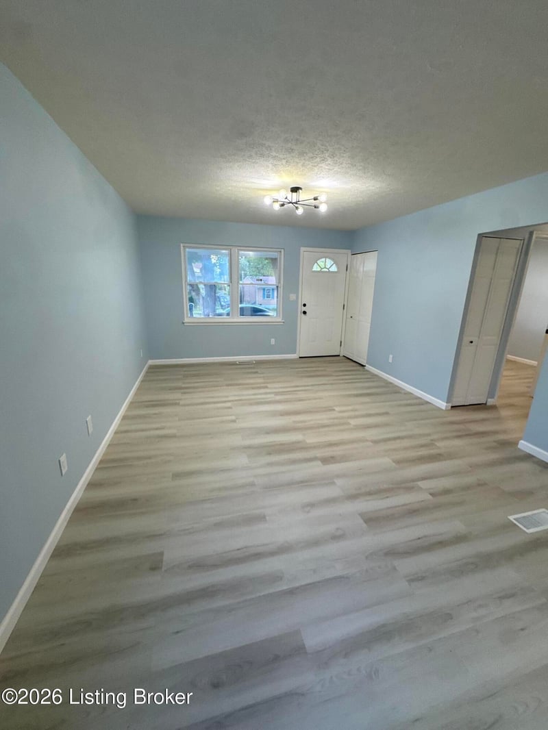 10107 Mcneely Lake Dr, Louisville, KY 40229