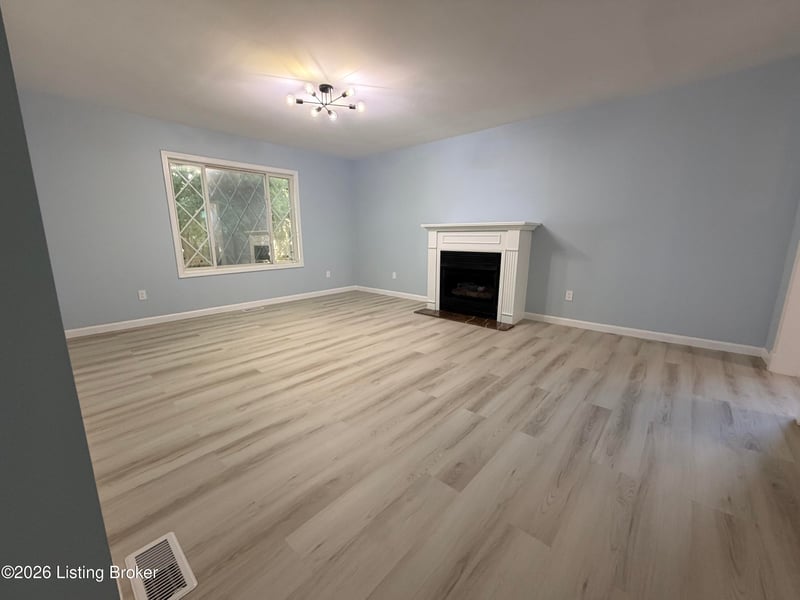 10107 Mcneely Lake Dr, Louisville, KY 40229