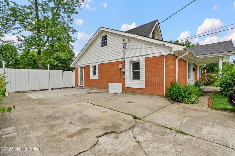 1012 Cristland Rd, Louisville, KY 40214