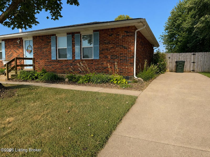 102 Heather Ct, Radcliff, KY 40160