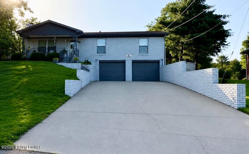 10204 Eve Dr, Louisville, KY 40272