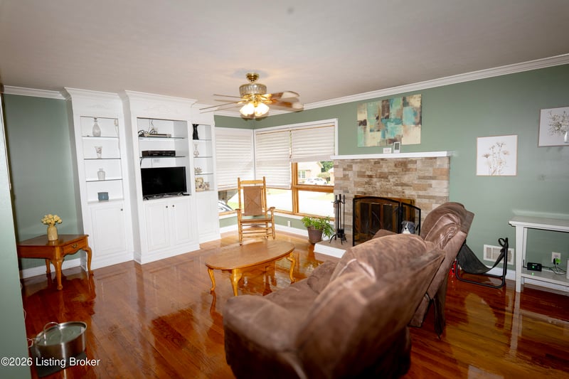 10216 Eve Adam Dr, Louisville, KY 40272