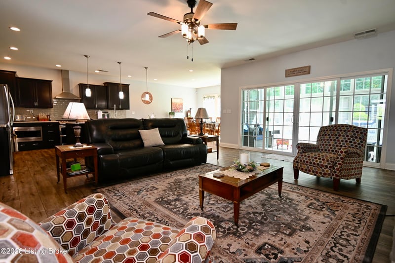 10221 Park Lake Dr, Louisville, KY 40229