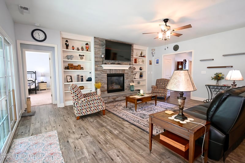 10221 Park Lake Dr, Louisville, KY 40229