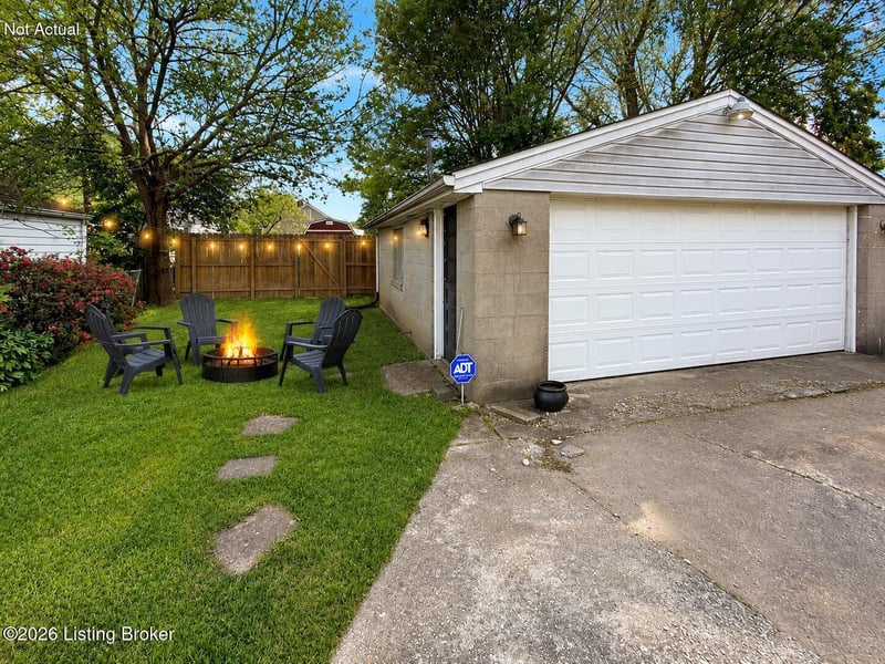 1028 Berry Blvd, Louisville, KY 40215