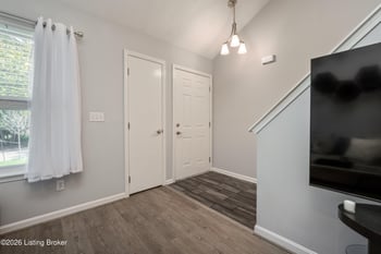 10400 Pinoak View Dr, Louisville, KY 40299