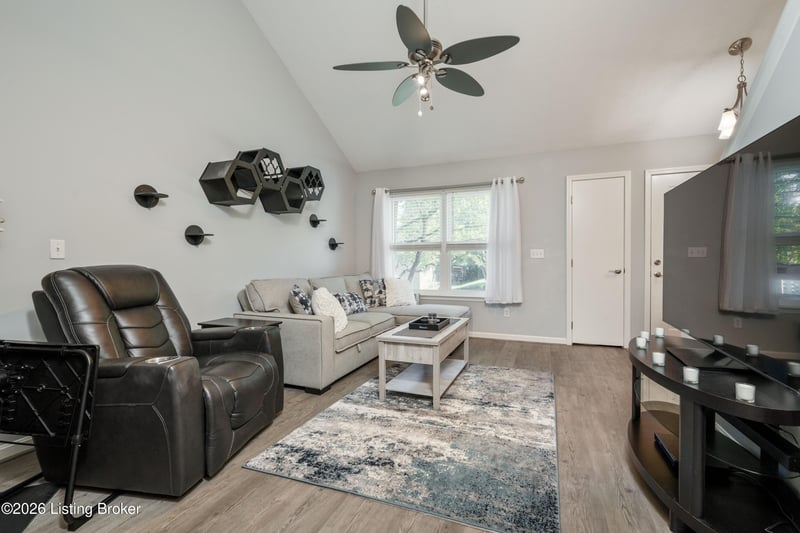 10400 Pinoak View Dr, Louisville, KY 40299