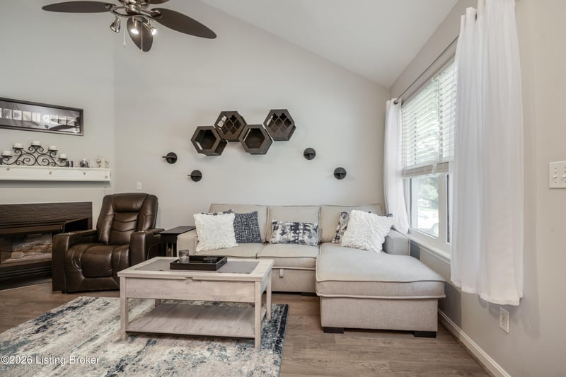 10400 Pinoak View Dr, Louisville, KY 40299