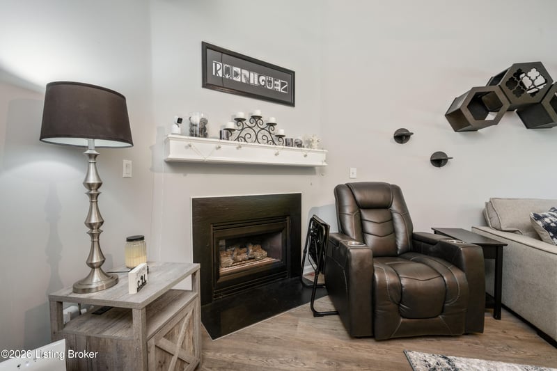 10400 Pinoak View Dr, Louisville, KY 40299