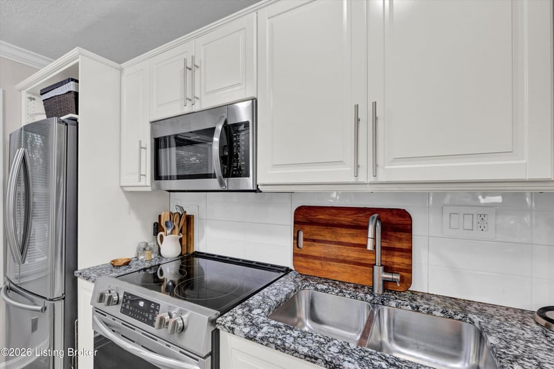 10402 Lakeshore Bluff, Louisville, KY 40223