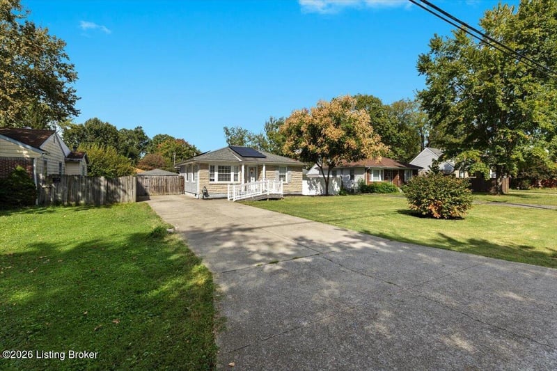 10408 La Plaza Dr, Louisville, KY 40272