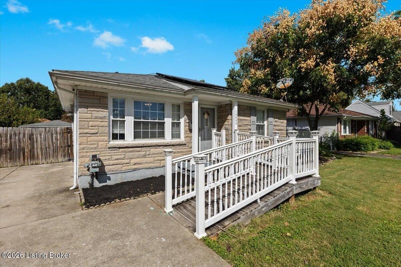 10408 La Plaza Dr, Louisville, KY 40272