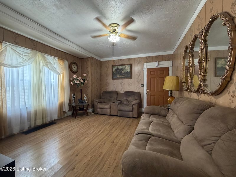1052 Bluegrass Ave, Louisville, KY 40215