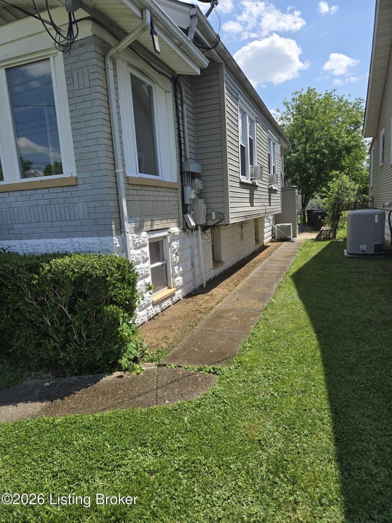 1052 Bluegrass Ave, Louisville, KY 40215