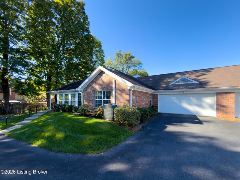 10536 Eagle Pines Ln, Louisville, KY 40223