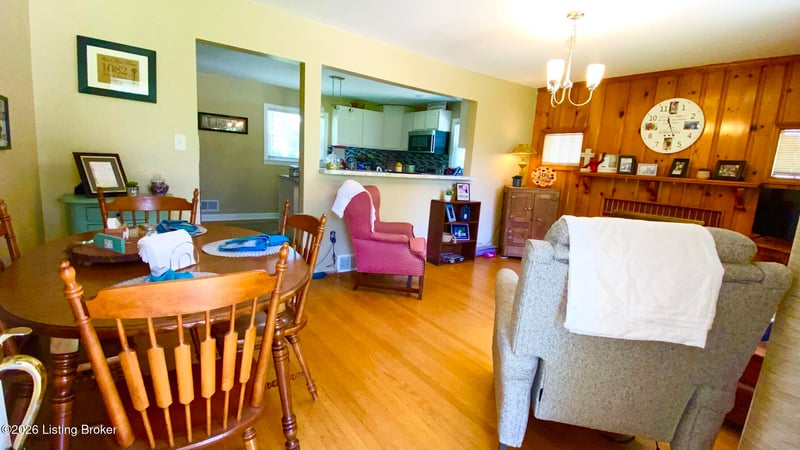 1082 Forrest View Dr, Louisville, KY 40219