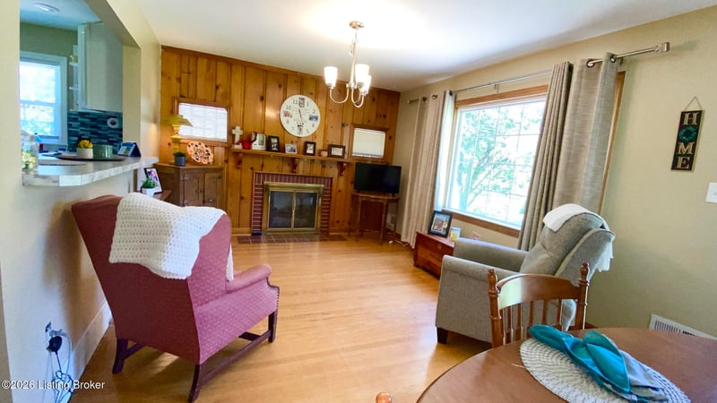 1082 Forrest View Dr, Louisville, KY 40219