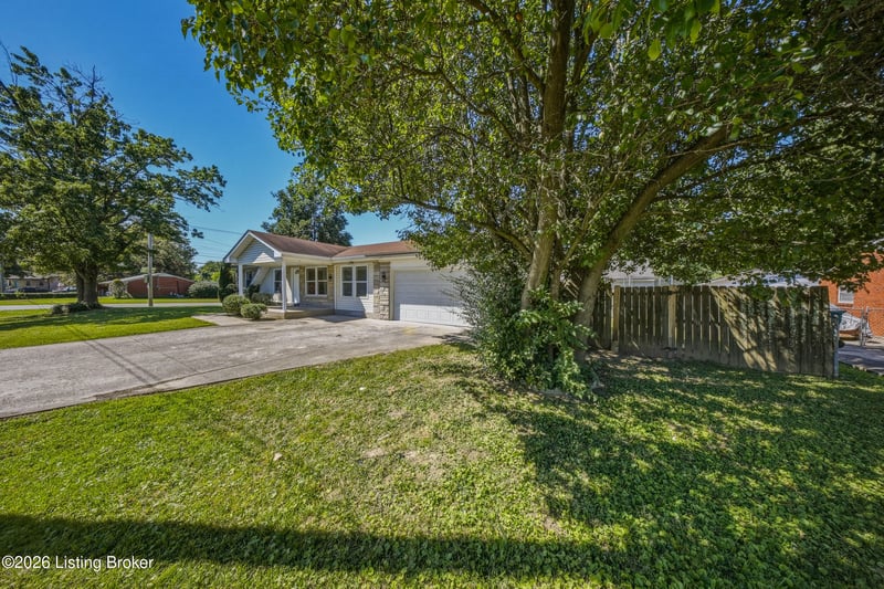 109 N Circlecrest Dr, Louisville, KY 40229