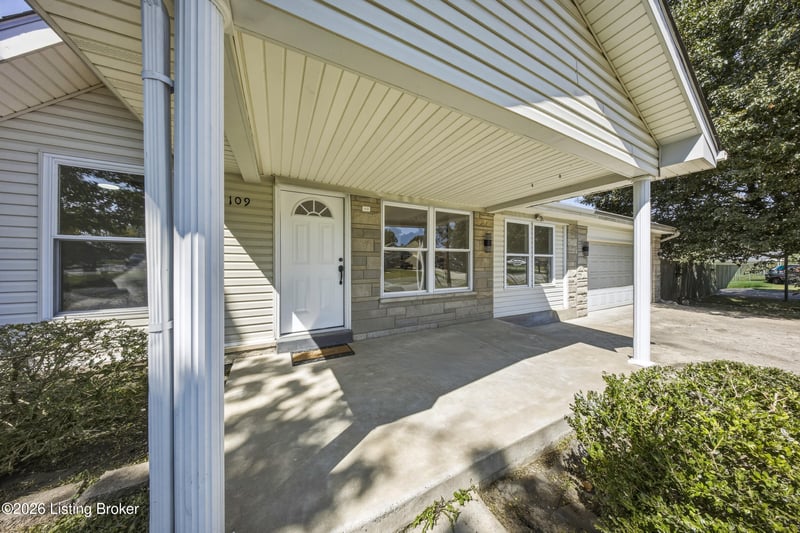 109 N Circlecrest Dr, Louisville, KY 40229