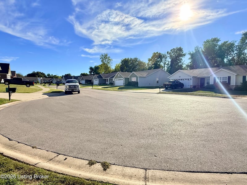 10903 Hidden Trail Ct, Louisville, KY 40229