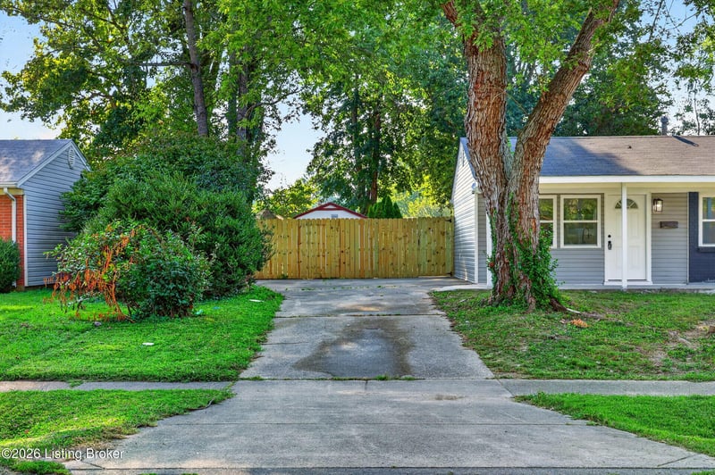 10905 Grafton Hall Rd, Louisville, KY 40272