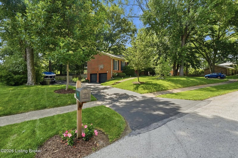 1102 Timber Oak Dr, Louisville, KY 40223