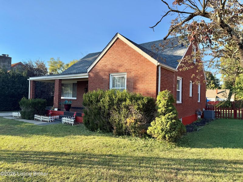 1111 Forest View Dr, Louisville, KY 40219