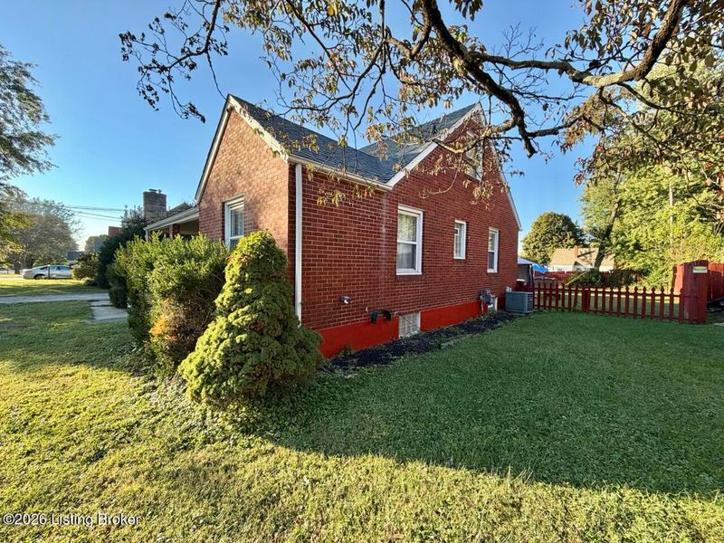 1111 Forest View Dr, Louisville, KY 40219